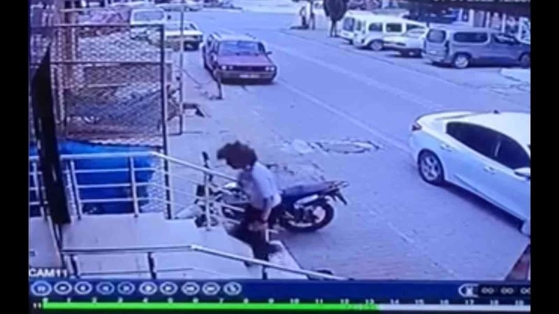 Çanakkale’de bir kadın, uçan çatının altında kalmaktan saniyeyle kurtuldu
