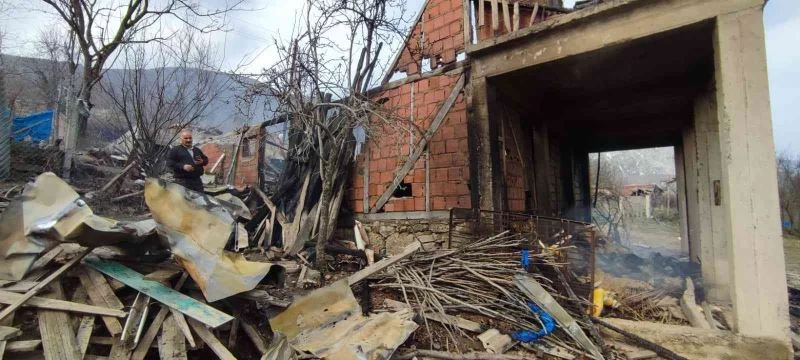 Komşuya oturmaya giden anne ve kızı evlerini alevler içinde buldu
