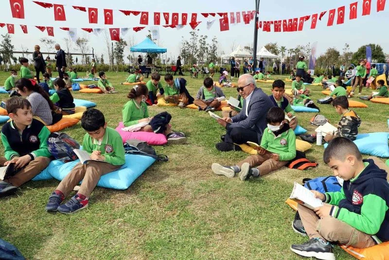 Millet Bahçesinde minderlere oturup kitap okudular
