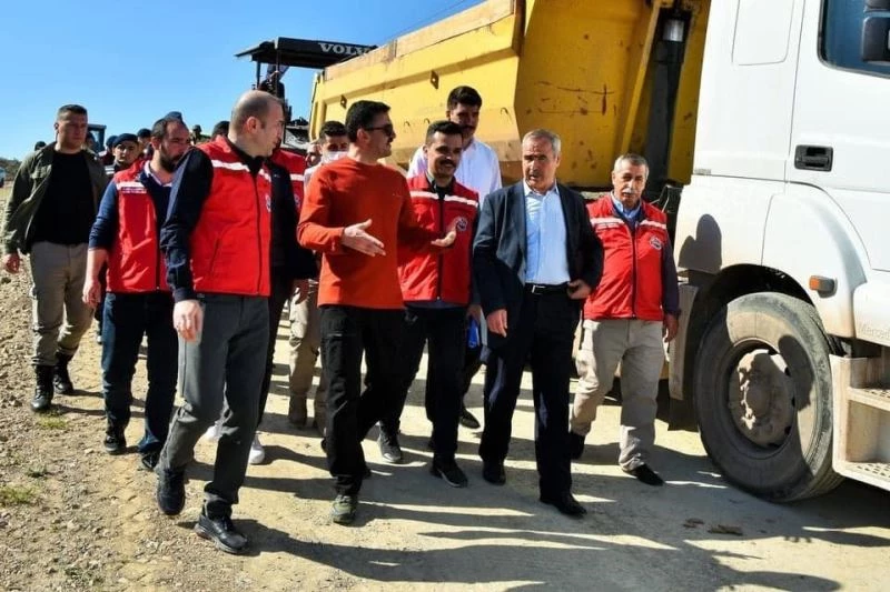 Vali Tekbıyıkoğlu, yol yapım çalışmalarını yerinde inceledi
