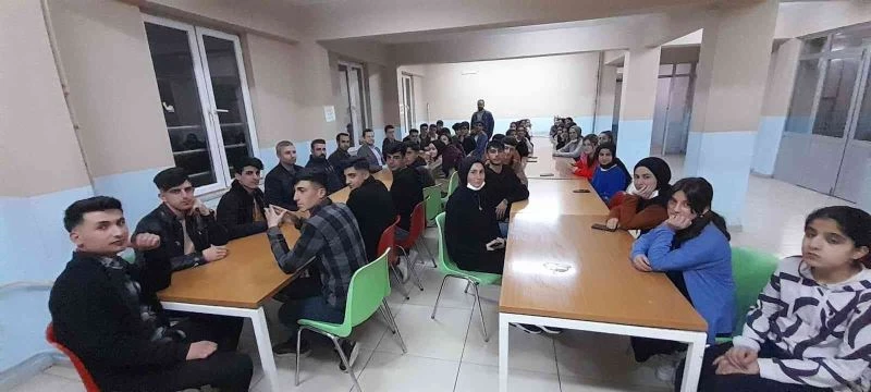 Kaymakam Demirer öğrencilerle iftarda bir araya geldi
