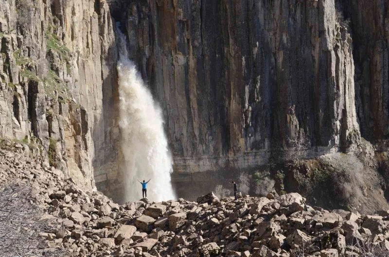 Devasa büyüklükteki kayanın göbeğinden akan şelale, heybeti ve güzelliğiyle ilgi odağı oldu

