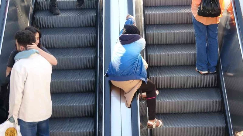 Yürüyen merdivenlerde tehlikeli oyun
