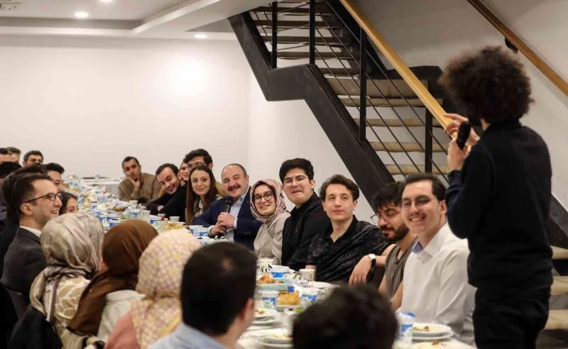 Bakan Varank’tan Çamlıca’da gençlerle sürpriz buluşma
