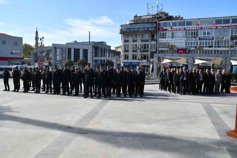 Söke’de Polis Atatürk Anıtı’na çelenk sundu
