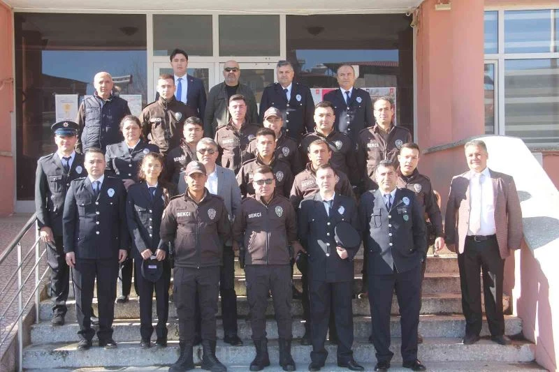 Esnaf ve öğrencilerden polislere çiçekli kutlama
