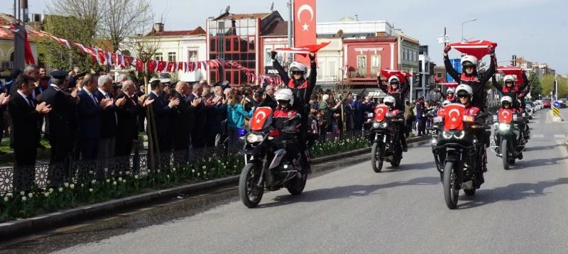 Polis Haftası kutlamalarında polis araçlarının geçişi ilgiyle izlendi
