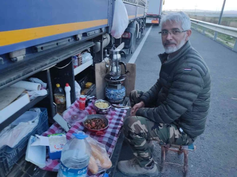 5 kilometrelik kuyrukta tırların başında nöbet tutuyorlar
