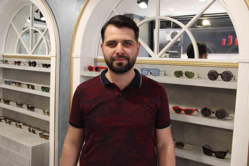 Dükkanının cam kapısını kıran hırsızlar 250 bin lira değerinde saatleri çaldı
