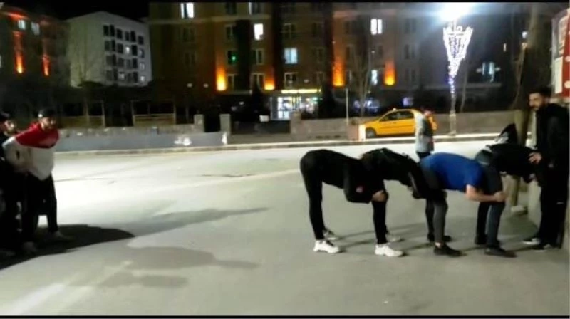 Vanlı gençler iftar sonrası uzun eşek oyunu oynadı
