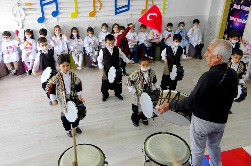 Gönül verdiği müzik sevdasını 45 yıldır öğrencilerine aşılıyor
