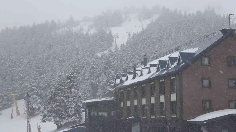 Uludağ’da kar yağışı dinmek bilmiyor
