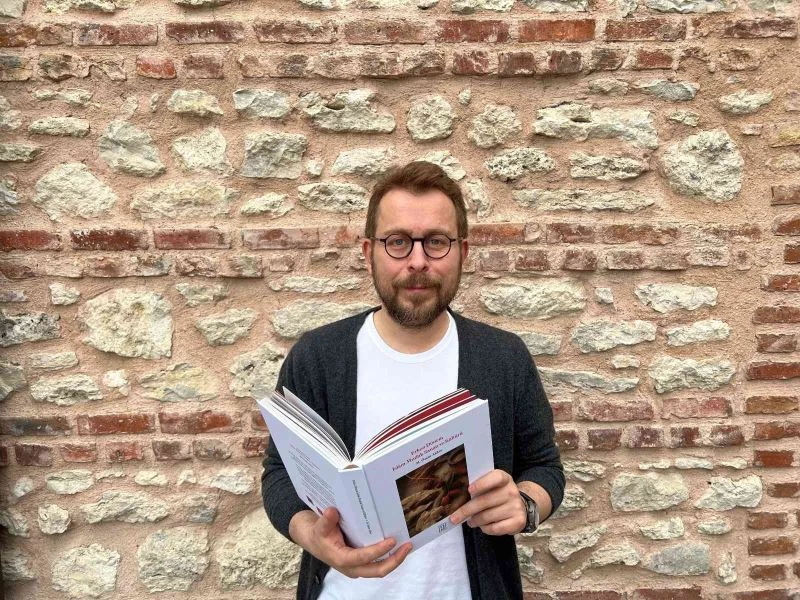 Ömür Akkor yeni kitabıyla okuyucu karşısında
