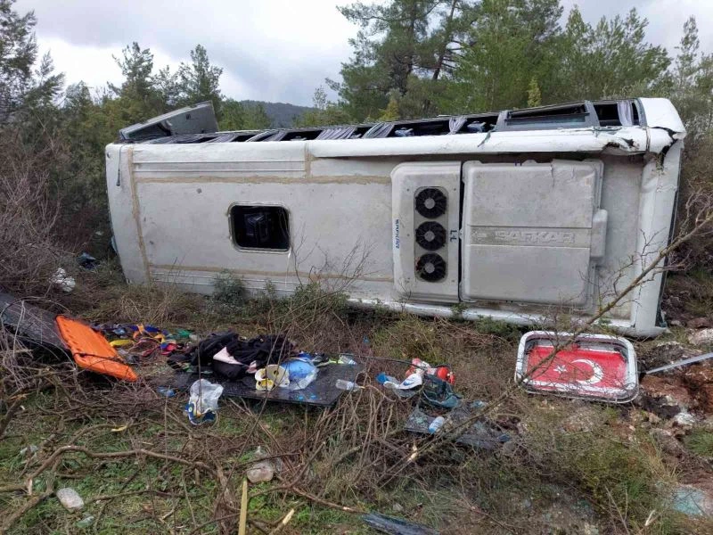 Antalya’da tur midibüsü devrildi: 7 turist yaralı
