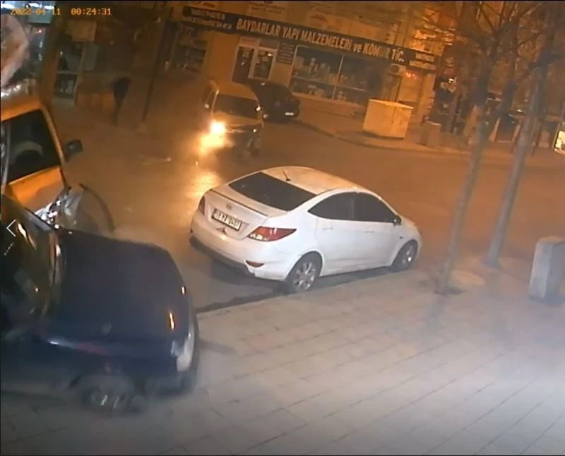 Alkollü sürücünün 4 aracı biçtiği anlar kamerada
