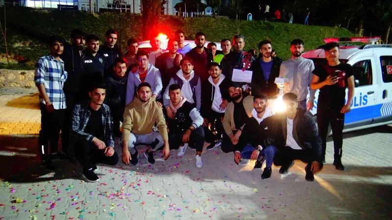 Üniversite öğrencilerinden polislere çiçekli pastalı sürpriz
