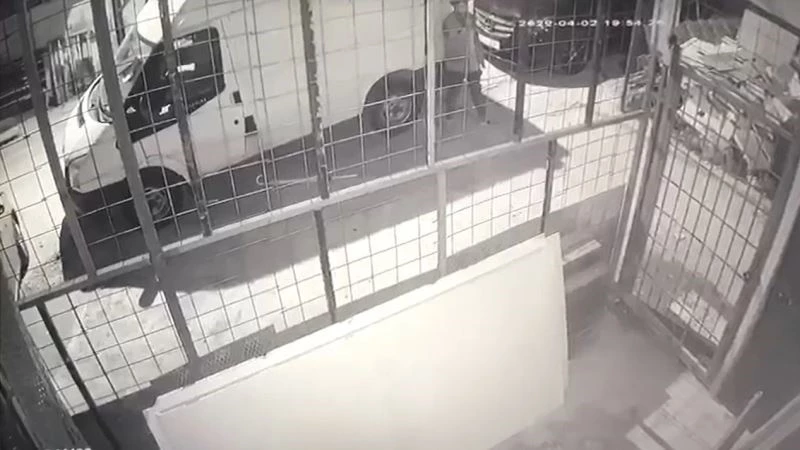 Şişli’de otodan akü hırsızlığı kamerada
