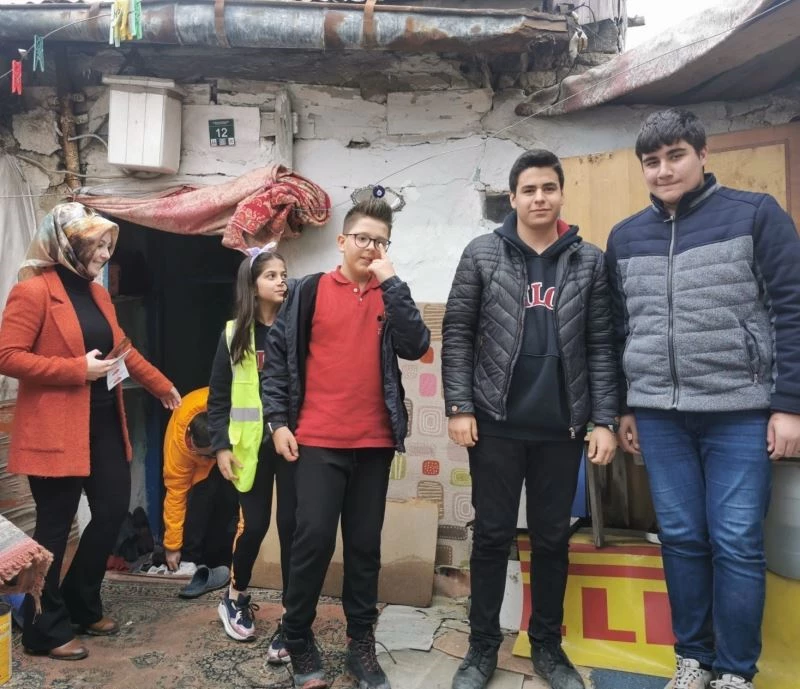 Öğrenciler harçlıkları ile gıda paketleri dağıttı
