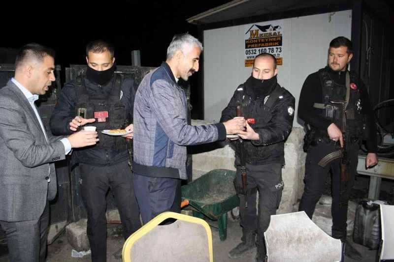 Nöbet tutan güvenlik güçlerine sıcak çay ve tatlı ikramı
