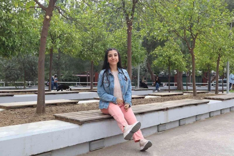 Protez kollarıyla hayata tutundu
