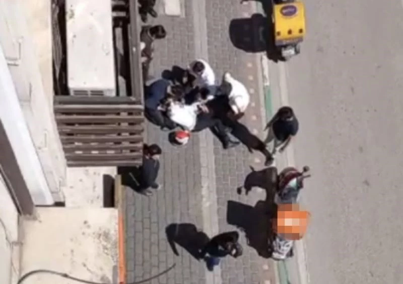 Bursa’da seyir halindeki kurye dengesini kaybederek yere düştü
