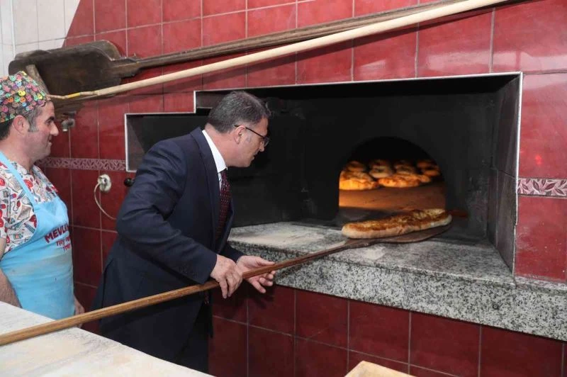 Vali Balcı, eline küreği aldı pide pişirdi
