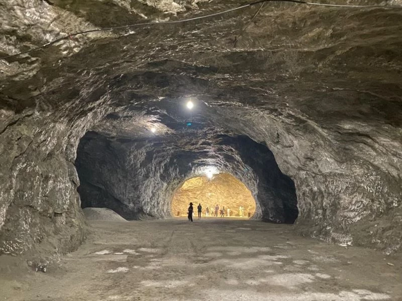 Üniversite öğrencileri, yerin 150 metre altındaki tuz mağarasını keşfetti
