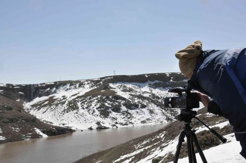 Kar sularının oluşturduğu şelaleler görenleri büyüledi
