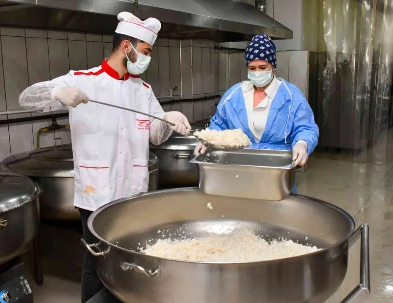 İhtiyaç sahiplerinin iftarlıkları dev kazanlarda böyle hazırlandı
