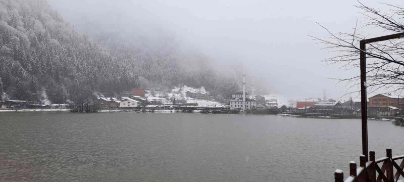 Uzungöl’de Nisan ayında kar süprizi
