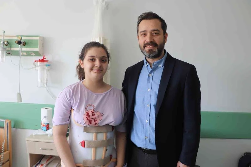 12 yaşındaki çocuk, ’skolyoz’dan devlet hastanesinde kurtuldu

