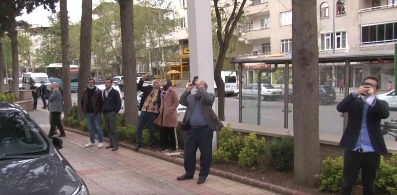 O çatıya çıktı, vatandaşlar görüntülemek için yarıştı
