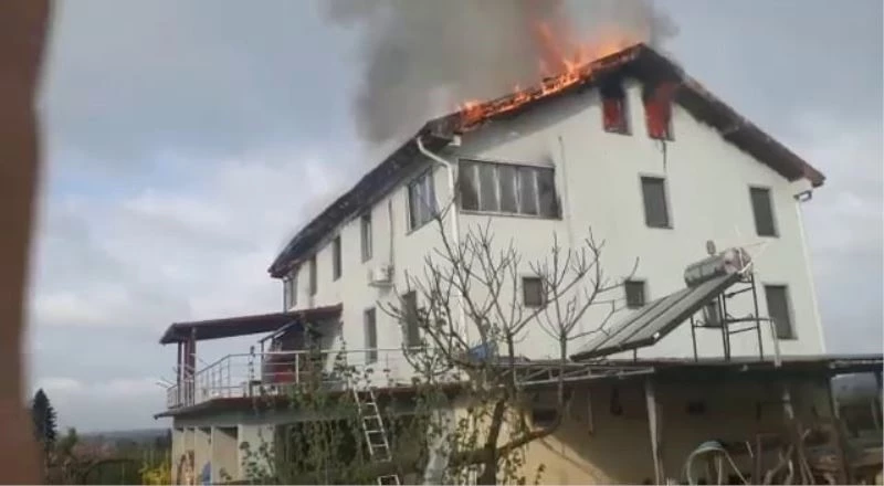 Alev alev yanan ev itfaiyenin müdahalesiyle söndürüldü
