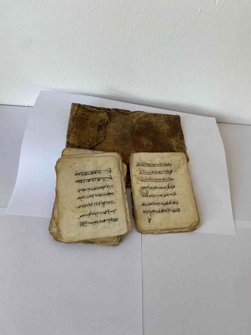 Yüzlerce yıllık el yazması kitabı satmaya çalışırken yakalandı
