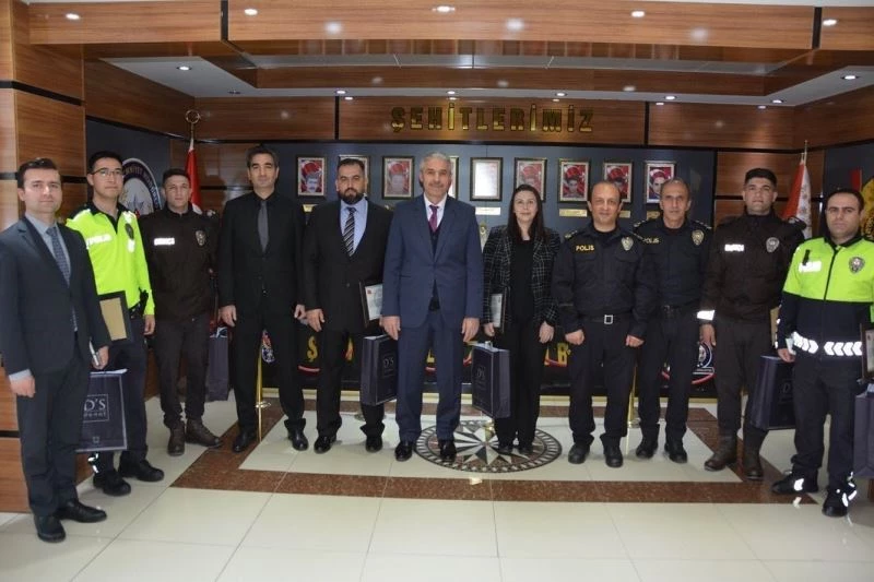 Ayın polisleri ödüllendirildi
