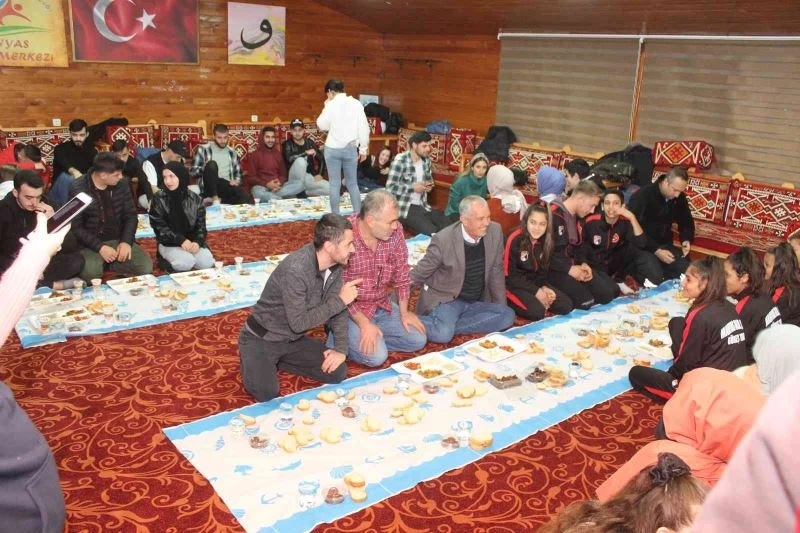 Başkandan öğrenciler ve güreşçilere iftar yemeği

