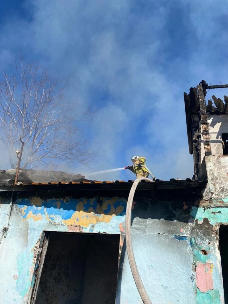 Isınmak için girdiği binayı yaktı
