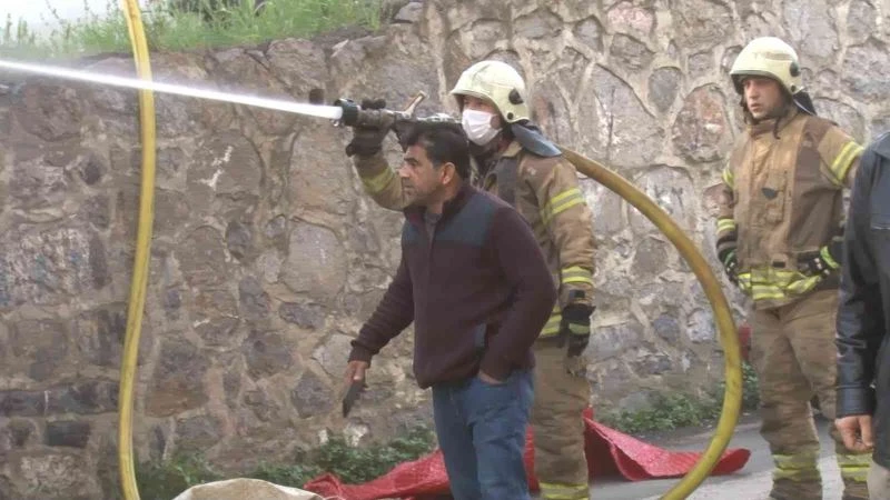 Ataşehir’de buğday yüklü nakliye kamyonu alevlere teslim oldu
