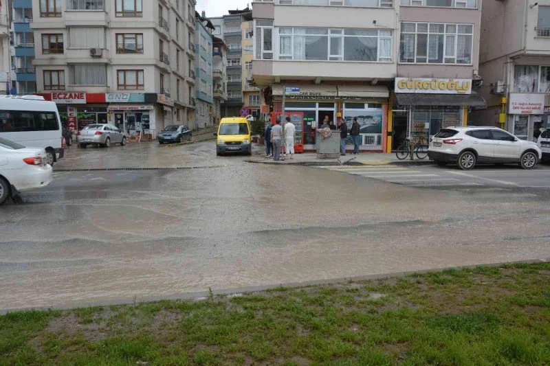 Açık unutulan şebeke borusu caddeyi göle çevirdi
