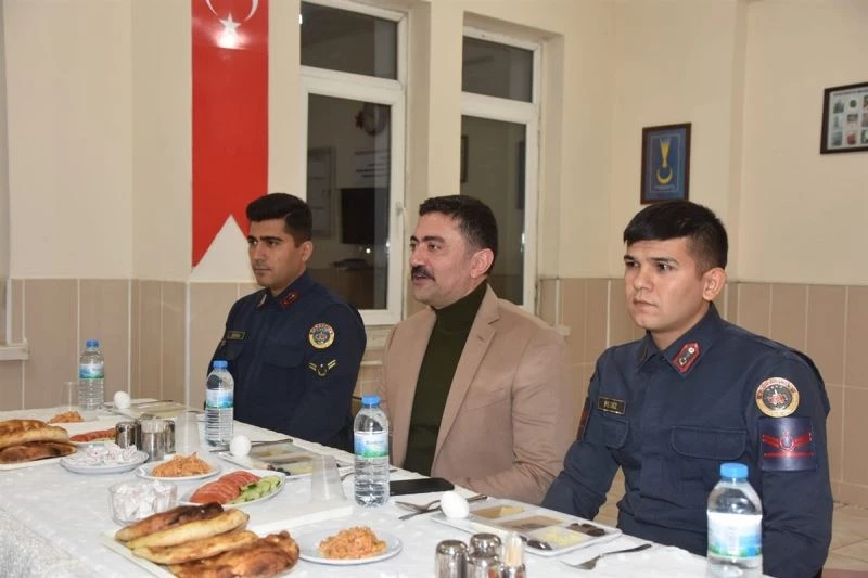 Vali Tekbıyıkoğlu, jandarma personeliyle sahur yaptı
