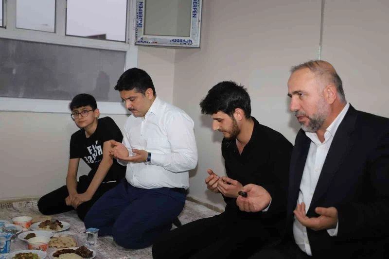 Cizre Kaymakamı Tunç, Cizreli ailelerle iftarda bir araya geldi
