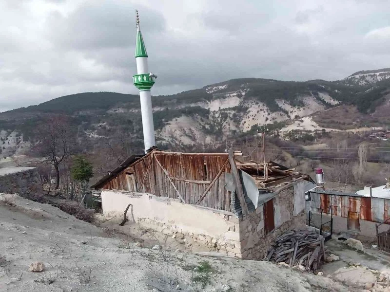 Şiddetli rüzgar caminin çatısını uçurdu
