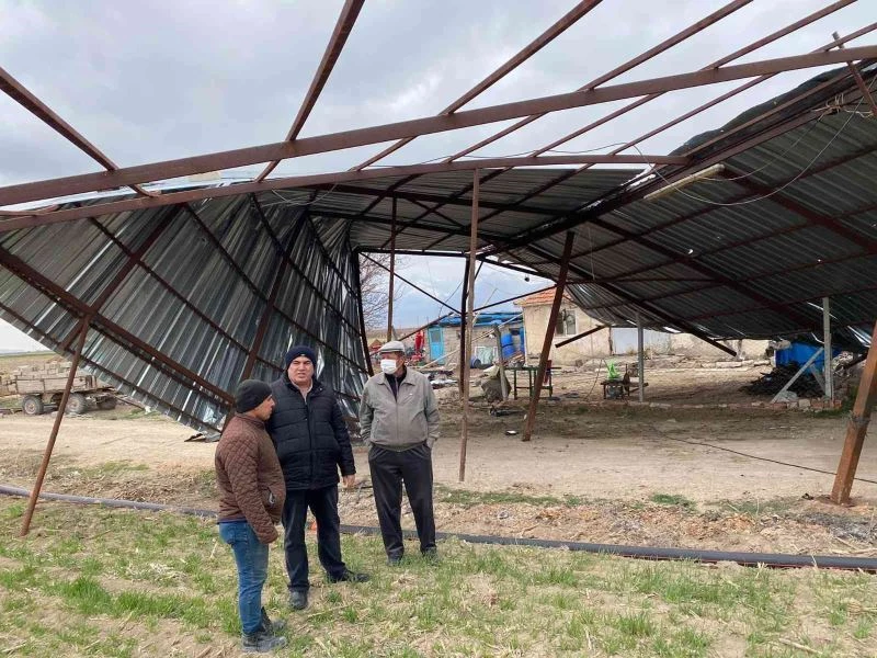 Karaman’da şiddetli fırtına çardağın çatısını uçurdu

