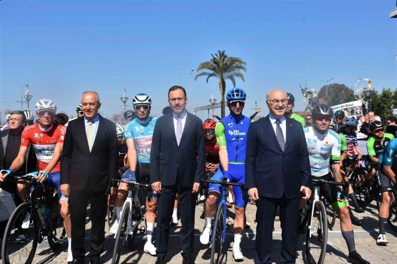 Bakan Kasapoğlu, Cumhurbaşkanlığı Bisiklet Turu’nun 4. etabının startını verdi
