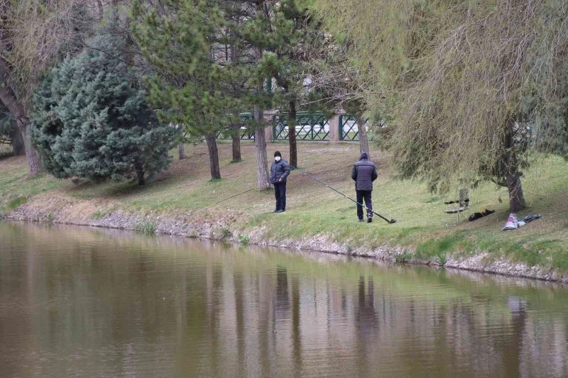 Soğuk havaya rağmen oltalar suya bırakıldı

