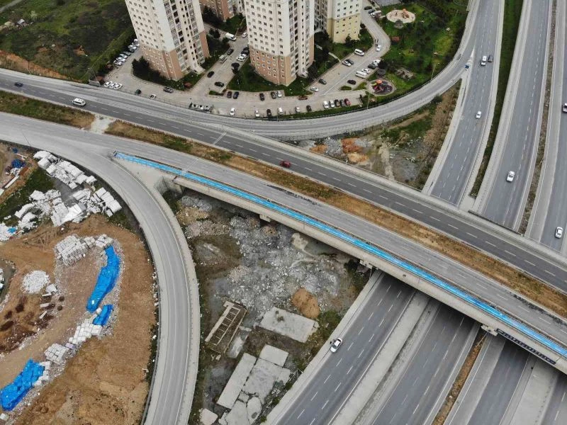 Başakşehir’de otoyola kaçak döküm yapan hafriyat kamyonları kamerada
