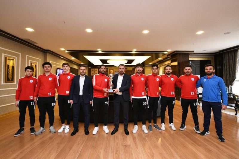 Şampiyonlardan Başkan Ertuğrul Çetin’e ziyaret
