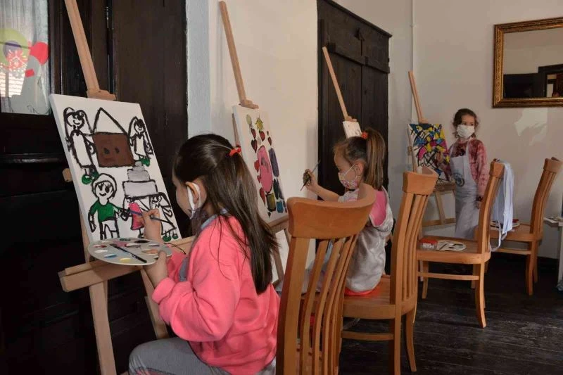 Resim atölyesinde hayallerini resmettiler
