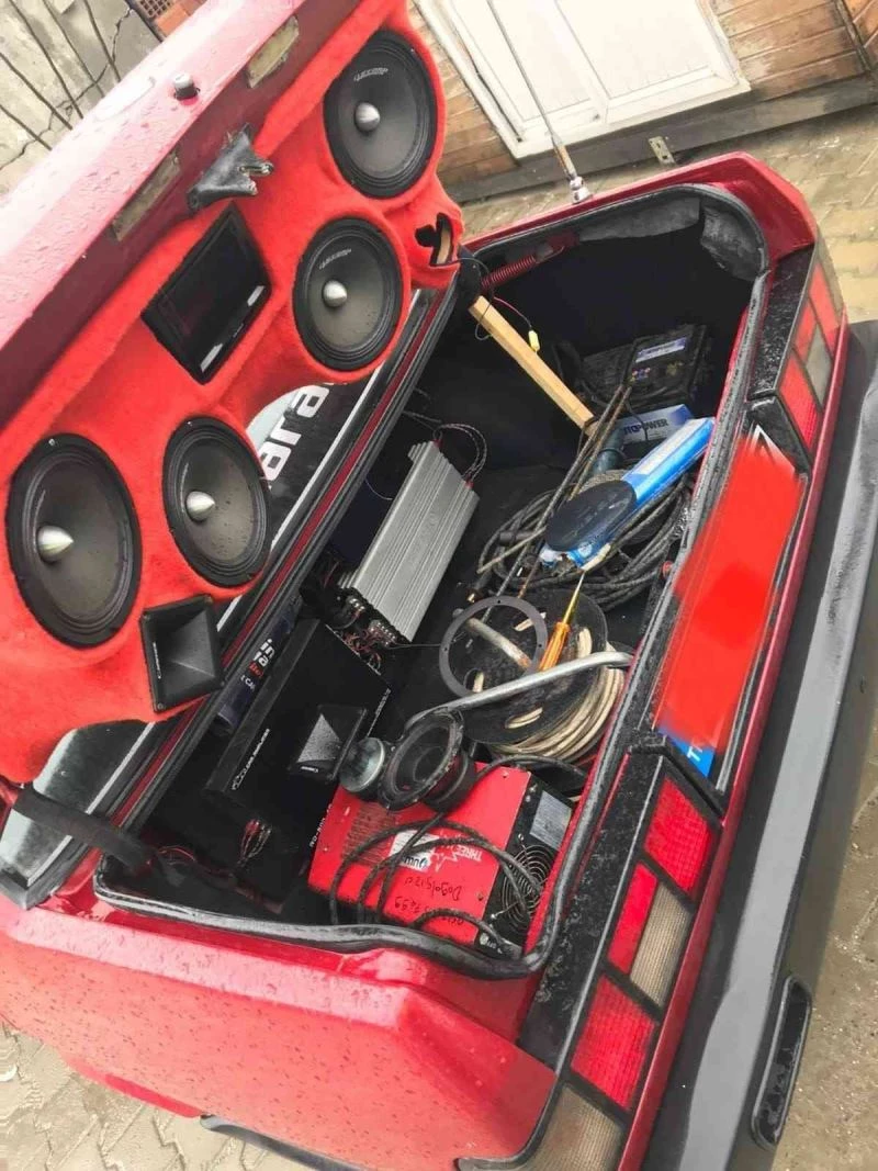 Yüksek sesle müzik yayını yapan ve abartı egzoz kullanan araçlara ceza yağdı
