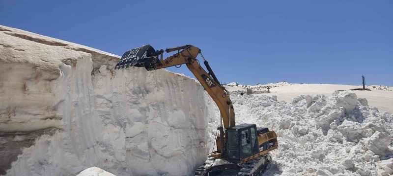 Şırnak’ta Nisan ayı ortasında kar kütlesi 8 metreyi aştı
